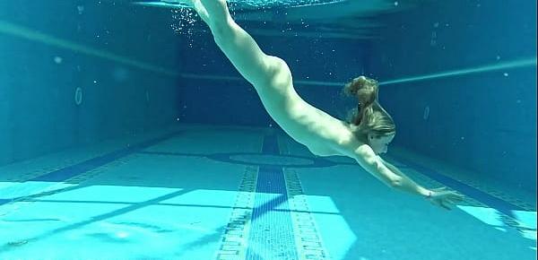 Hot us blondie lindsey cruz swims naked in the pool 2624 Porn Videos image